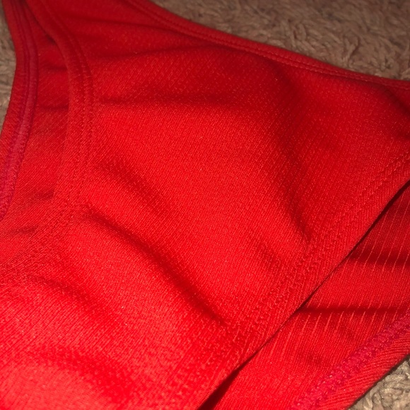 Red bikini - Picture 2 of 2